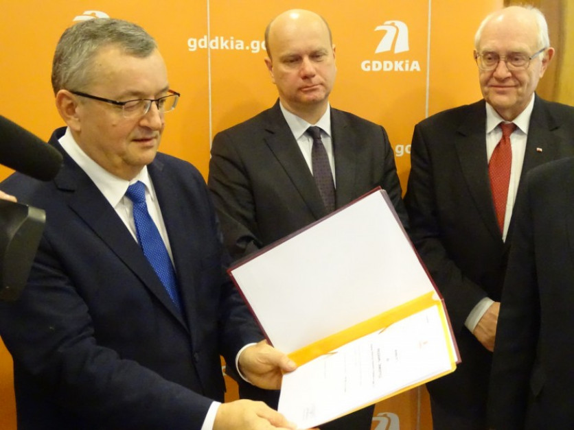 Andrzej Adamczyk z podpisanym programem inwestycyjnym dla S52 Fot. GDDKiA