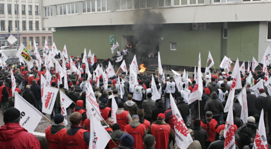 Prawie połowa Polaków pozytywnie ocenia działalność związków zawodowych