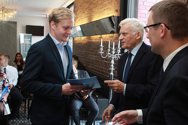 Dyplomy wręczali: Jerzy Buzek, europoseł, przewodniczący Rady EEC, oraz Wojciech Kuśpik, prezes Grupy PTWP.