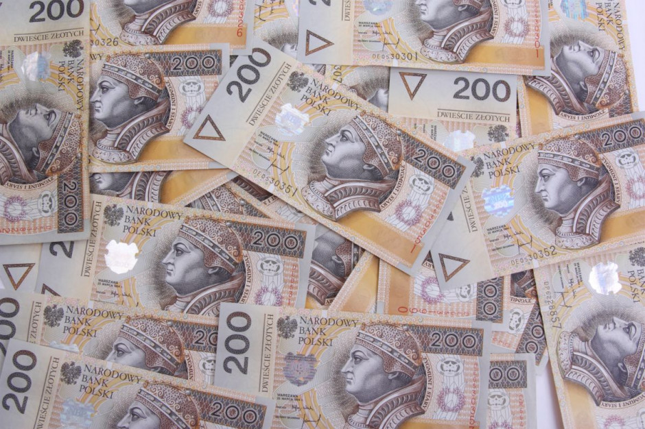 Mężczyzna ciął banknoty o nominale 200 zł. Fot. Fotolia
