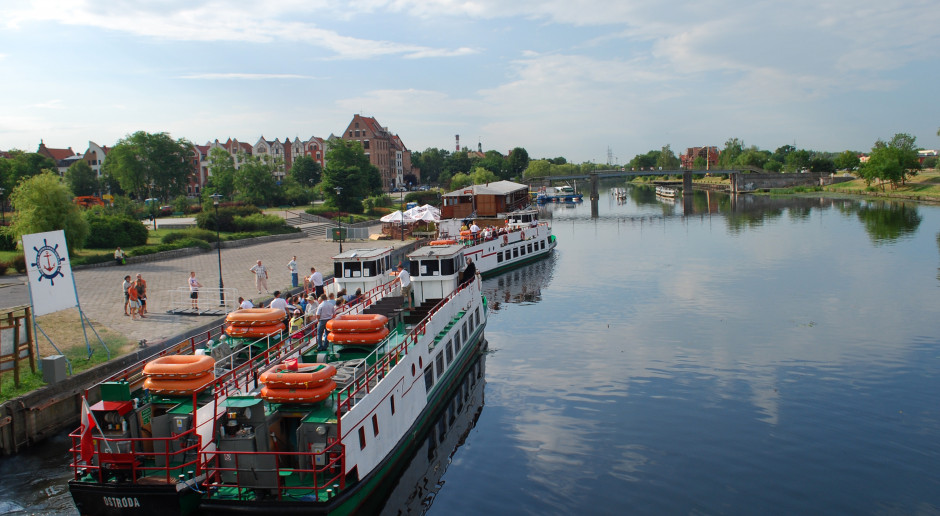 Woda wypompowana z Kanału Elbląskiego; można go zobaczyć od podszewki