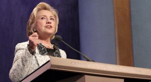 Clinton musi się tłumaczyć z przemówień dla Wall Street