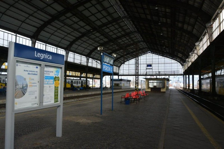 Stacja Legnica słynie z dużej hali peronowej (fot. PKP PLK)