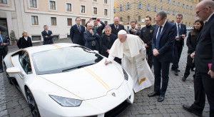 Sprzedaż Lamborghini od papieża wsparła chrześcijan w Iraku
