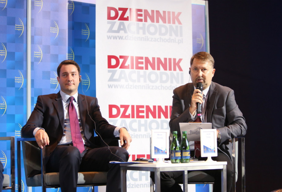 Marian Ziburske (na zdj. z lewej) zaznaczał, że polskie kluby piłkarskie muszą ściągać sponsorów, by móc skutecznie rywalizować z klubami z zagranicy. Po prawej stronie Jacek Sroka, moderator sesji. Fot. PTWP