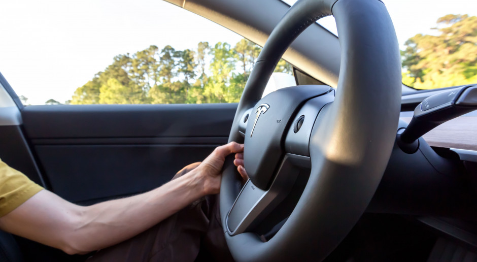 Tesla zaostrza reguły bezpieczeństwa systemu Autopilot