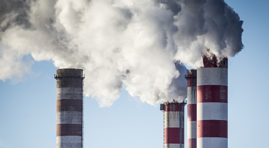Komisja Europejska dopuszcza stopniowe odchodzenie od darmowych uprawnień do emisji CO2