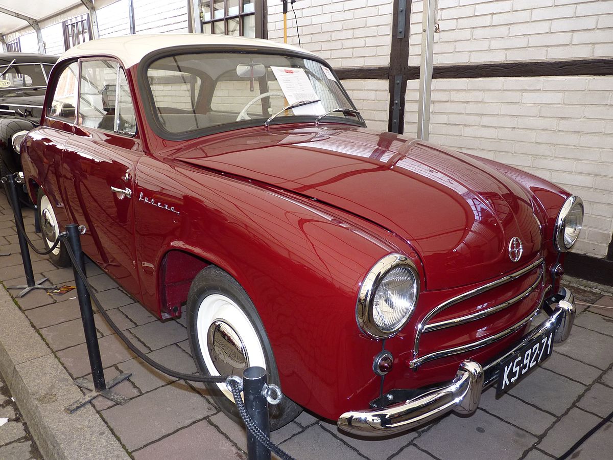 Produkowana seryjnie od 1957 r. Syrena 100. Samochód kosztował wtedy 72 tys. zł. Fot. Dawid Skwarczeński/wikimedia, licencja CC BY-SA 3.0