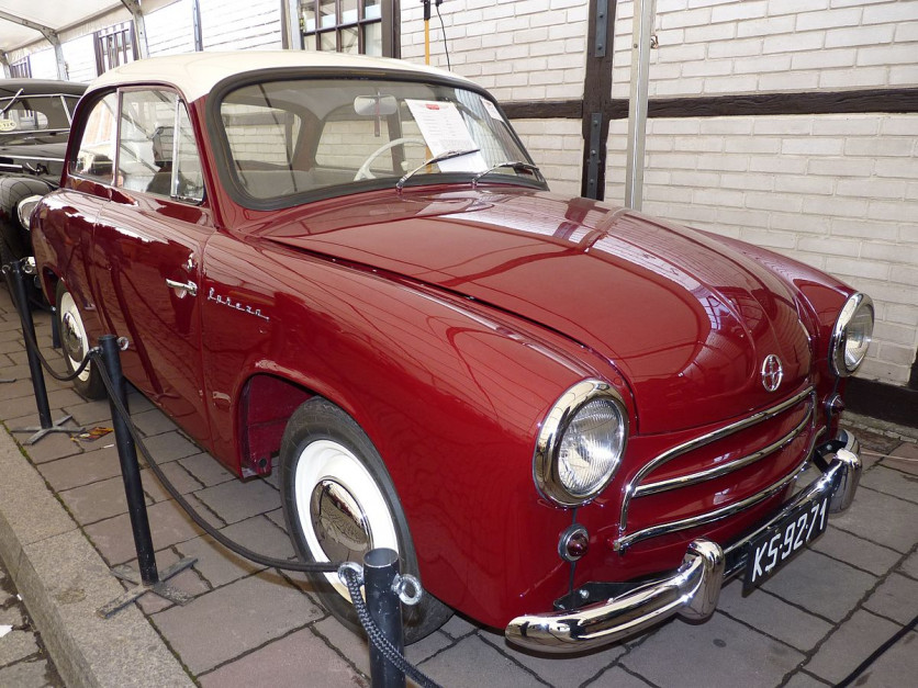 Produkowana seryjnie od 1957 r. Syrena 100. Samochód kosztował wtedy 72 tys. zł. Fot. Dawid Skwarczeński/wikimedia, licencja CC BY-SA 3.0