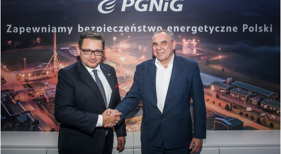 Umowa podpisana. Z lewej wiceprezes PGNiG Maciej Woźniak, po prawej Jerzy Kozicz, prezes CMC Poland. Fot. mat. pras.