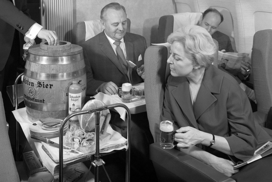Kiedyś. Tak wyglądała Klasa Pierwsza na początku lat 60. – stewardesa nalewa świeżego Pilsa na pokładzie Boeinga 707. Lufthansa zabiegała przede wszystkim o amerykańskich klientów, serwując niemieckie piwo z beczki, bawarskie precle oraz soczystą szynkę. To wszystko było podawane z niewielką szklanką jałowcowego sznapsa o wysokiej zawartości alkoholu. Fot. mat. pras.