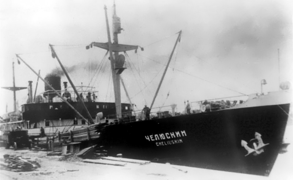 Parowiec Czeluski. Zatonął w 1934 roku podczas próby pokonania trasy północnej. Zmiażdżył go lód. Radziecka propaganda przekuła klęskę na sukces, bo załoga statku została uratowana. Fot. domena publiczna