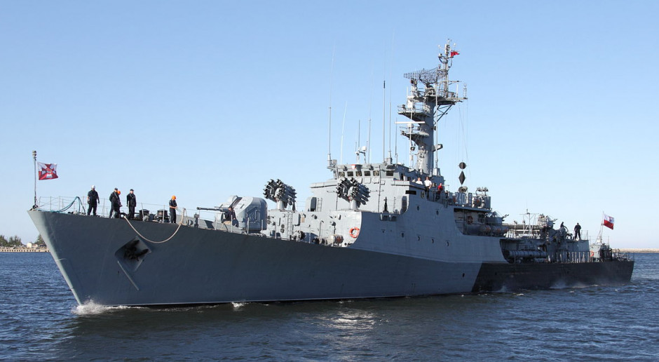 ORP Kaszub - pierwszy zbudowany w Polsce oceaniczny okręt wojenny. Budowę rozpoczęto w 1983 rokuu, a do służby wszedł 15 marca 1987 roku. Fot. commons.wikimedia.org.