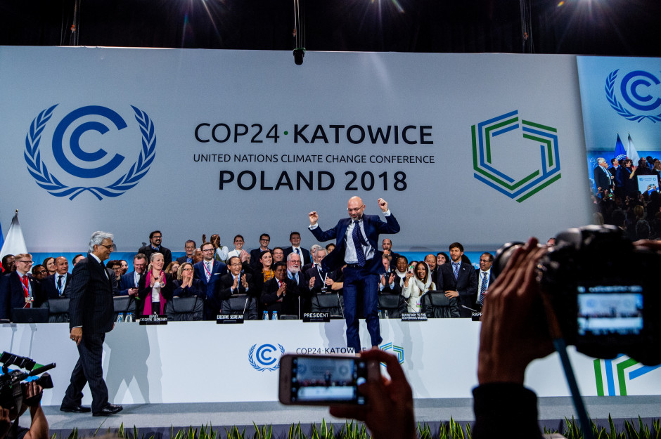Radość z porozumienia podczas sesji plenarnej. Latający Michał Kurtyka tuż po przyjęciu dokumentu końcowego. Fot. COP24/Flickr