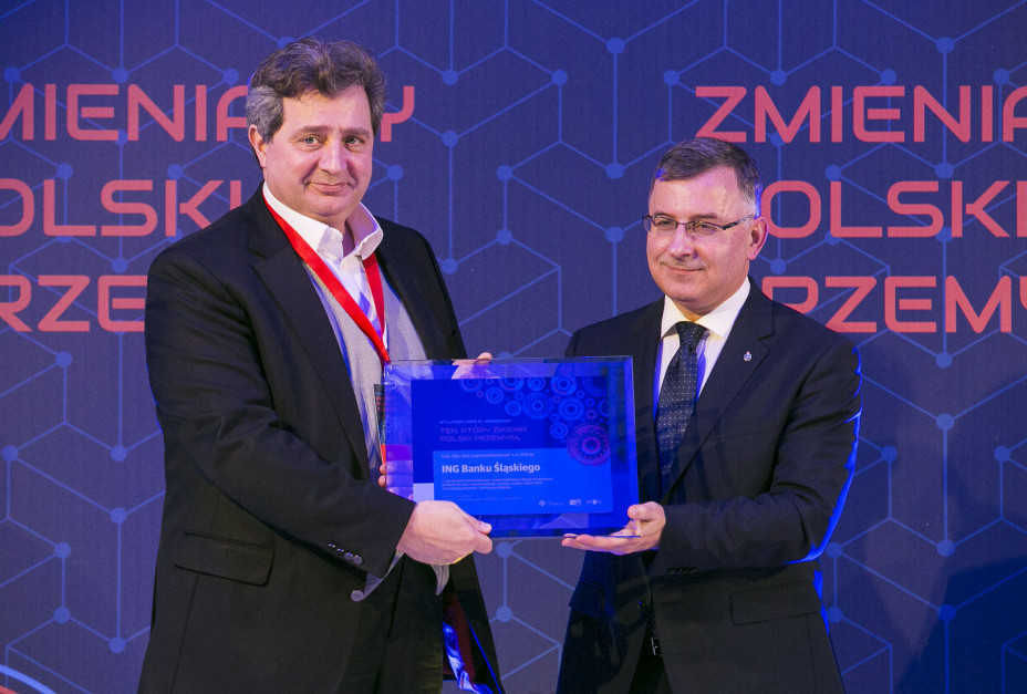 Brunon Bartkiewicz, prezes ING Banku Śląskiego odebrał nagrodę z rąk Zbigniewa Jagiełły, prezesa PKO Banku Polskiego