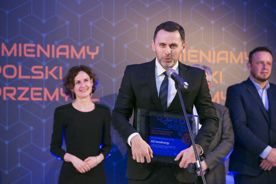 Jakub Miler, prezes InnoEnergy Central Europe odebrał tytuł z rąk Izabeli Żmudki, zastępczyni dyrektora Narodowego Centrum Badań i Rozwoju