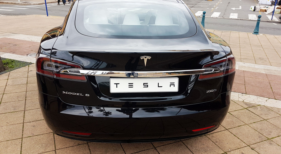 Tesla obniża ceny samochodów