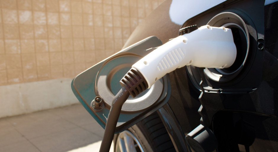 Samochód elektryczny - ładowanie (fot. Shutterstock) 