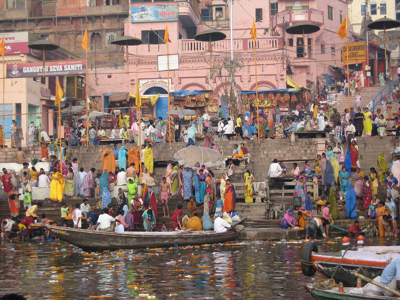 Od świętej rzeki Ganges uzależnione są miliony Hindusów. (Fot. JM Suarez/Flickr, licencja CC BY-SA 2.0)