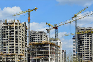 Liczba mieszkań, których budowę rozpoczęto w grudniu 2022 r. spadła o 43,3 proc. rdr