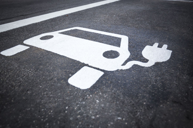 W niektórych krajach są rządowe dopłaty do aut elektrycznych (fot. Shutterstock.com)