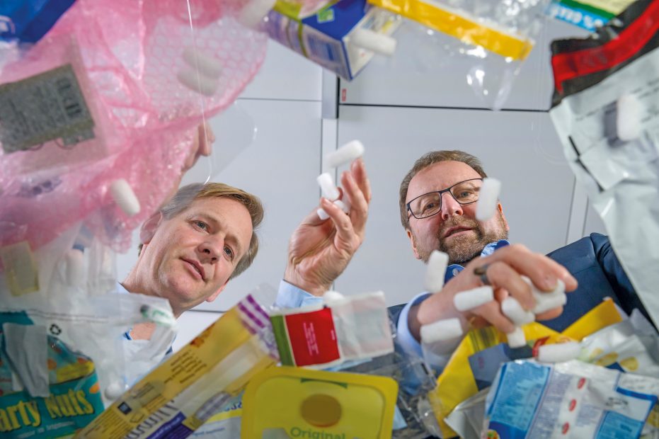 Autorzy recyklingowej rewolucji dr Stefan Graeter i dr Andreas Kicherer (po prawej). Fot BASF.