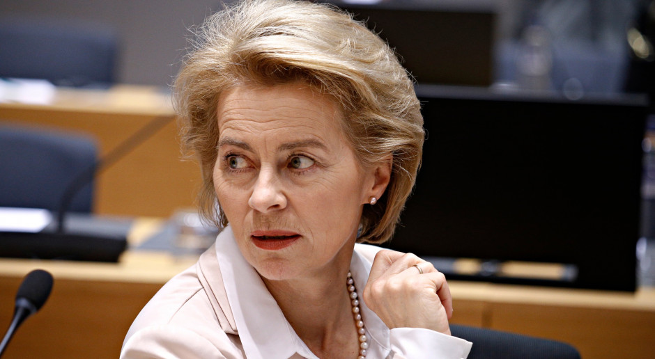 Szefowa KE: UE po raz pierwszy sfinansuje zakup i dostawę broni do zaatakowanego kraju