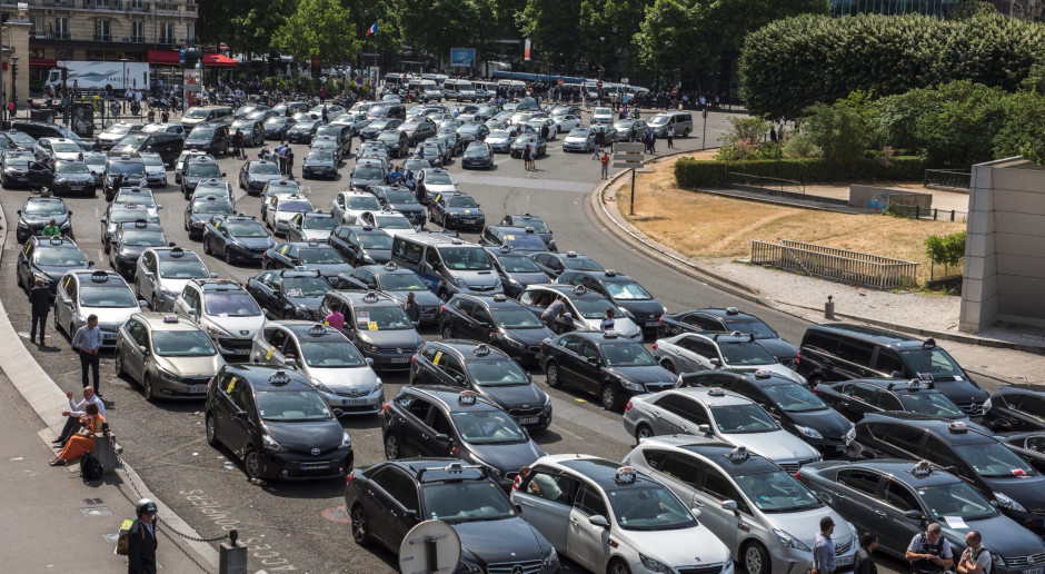 Paryż czekają gigantyczne nakłady na ładowarki do aut elektrycznych