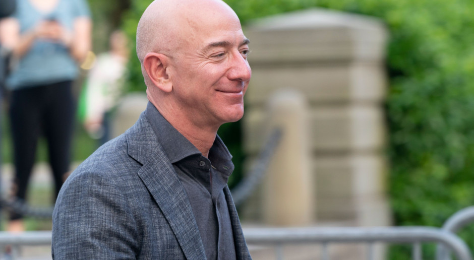 Jeff Bezos zarabia 250 mln dol. dziennie. Zarobki twórcy Amazona porażają