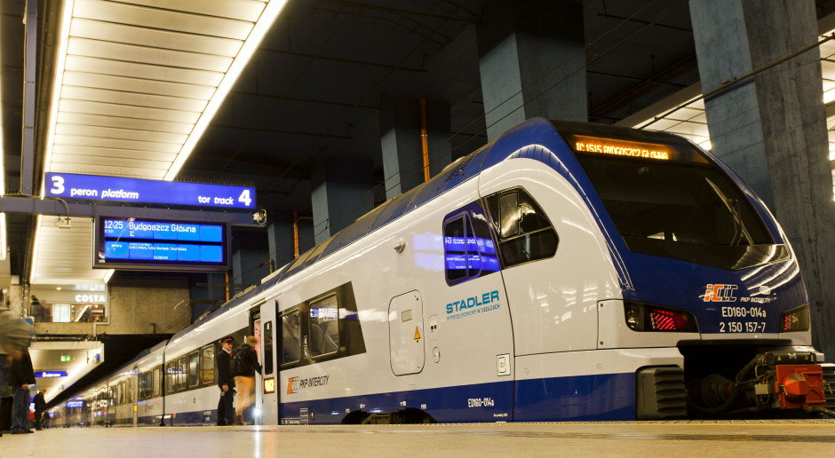 W nocy zmiana czasu na zimowy; 13 składów PKP Intercity zatrzyma się na godzinę