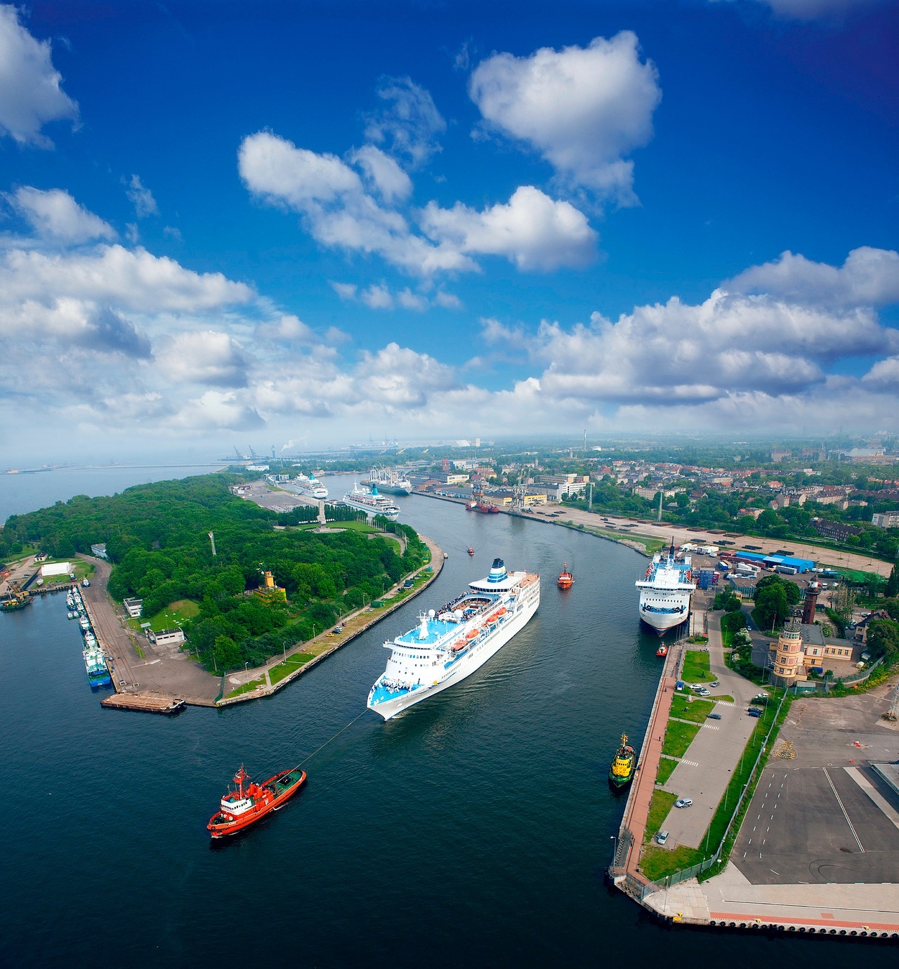Statki pasażerskie i promy odpowiadają za ok. 10 proc. emisji CO2 w transporcie morskim Fot. ZMPGdańsk