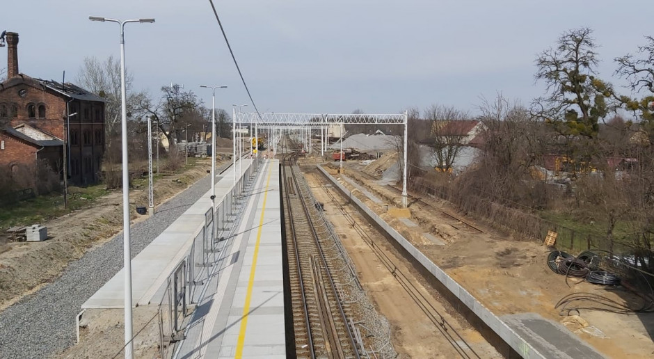 Kolejowa inwestycja za ponad 400 mln zł na półmetku