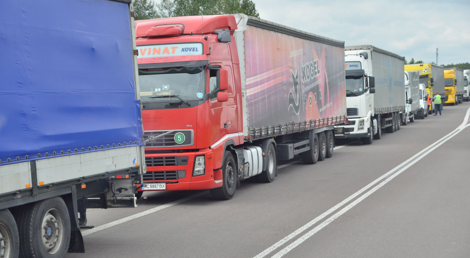 Dwie doby czekają ciężarówki na przejściu w Bobrownikach