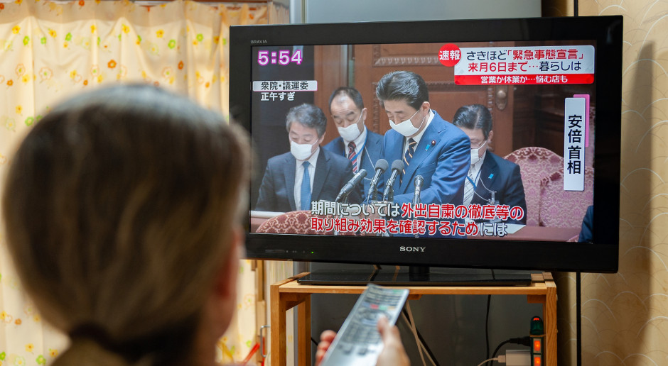 #TydzieńwAzji: Premier Japonii pod ostrzałem - wadliwe maski i twitterowe gafy