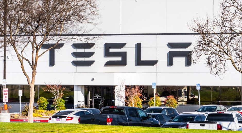 Tesla ostrzega pracowników że mogą stracić prawo do zasiłku