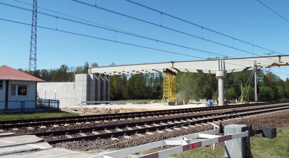 Nowy wiadukt drogowy nad torami Centralnej Magistrali Kolejowej