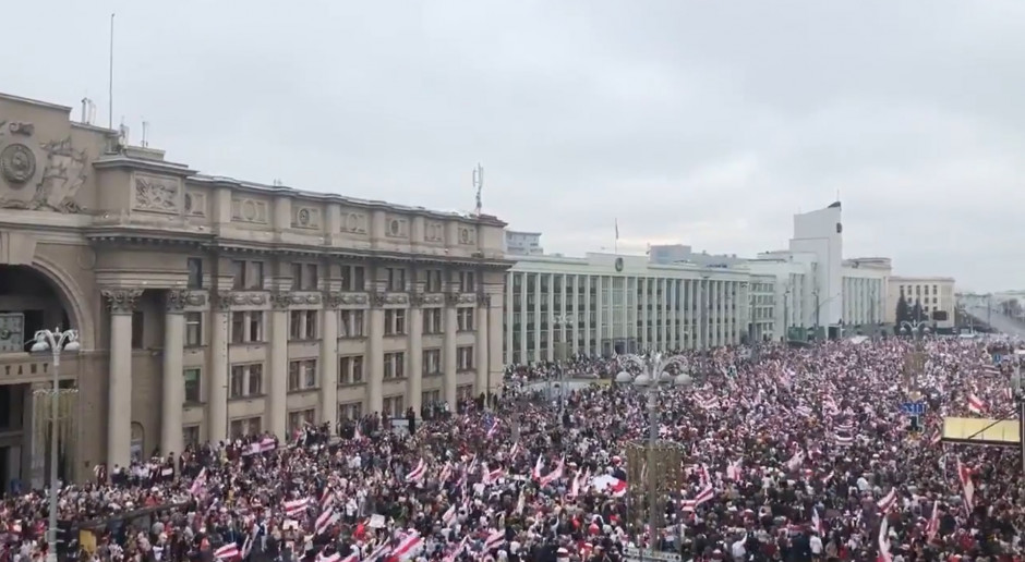 Tłumy protestowały przeciwko Łukaszence. Ten paradował z bronią