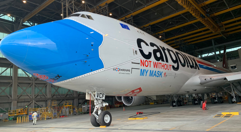 Ubrali Boeinga 747 w maseczkę. To przekaz dla świata