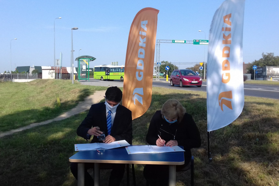 Podpisywanie umowy (fot.:twitter/GDDKiA_Wroclaw)
