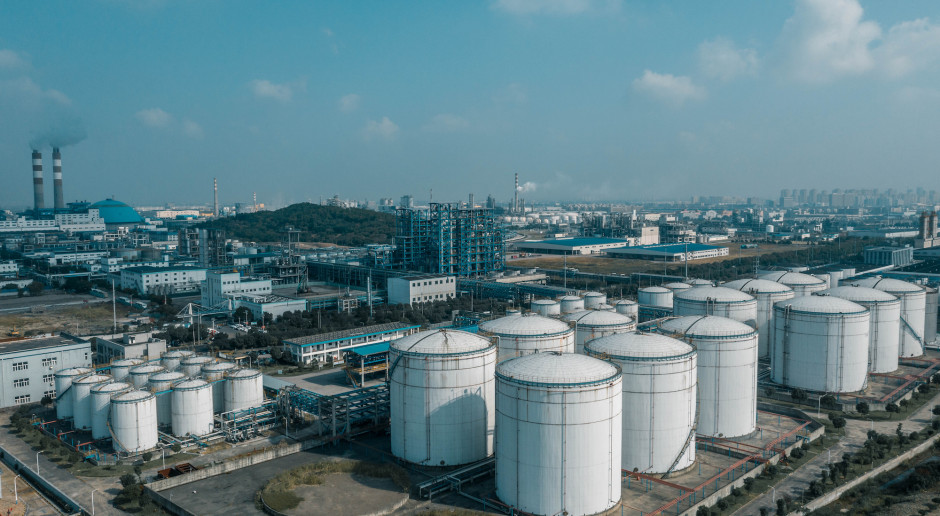 Chiny przykręcają śrubę prywatnym rafineriom