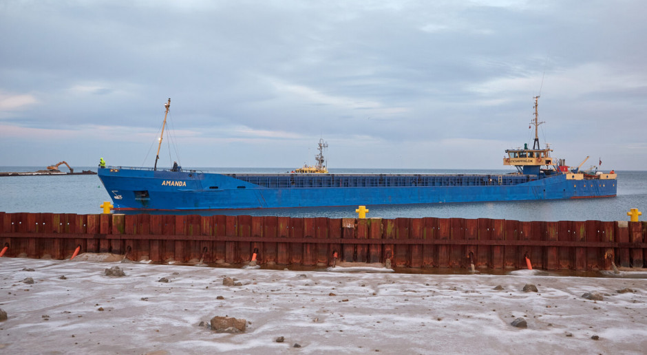 Pierwszy statek z dostawą kamienia hydrotechniczego na budowie przekopu Mierzei Wiślanej
