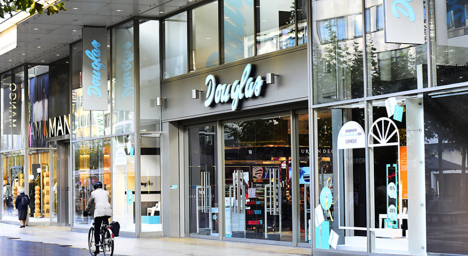 Douglas zamknie pół tysiąca perfumerii