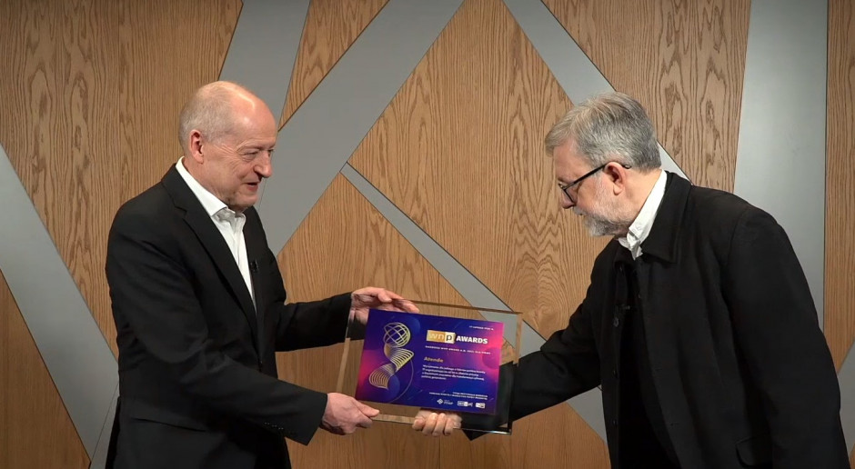 Założycielowi Grupy i prezesowi jej zarządu Romanowi Szwedowi, nagrodę wręczył redaktor naczelny Nowego Przemysłu Jacek Ziarno.