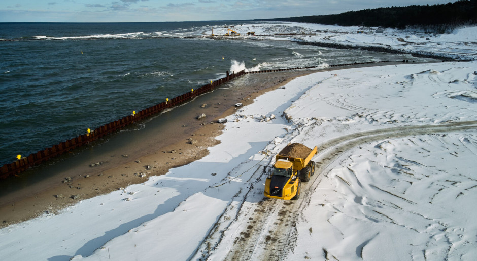 Zima nie opóźnia prac przy budowie kanału żeglugowego przez Mierzeję