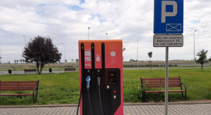 W Polsce rośnie liczba stacji paliw i ładowarek do aut elektrycznych