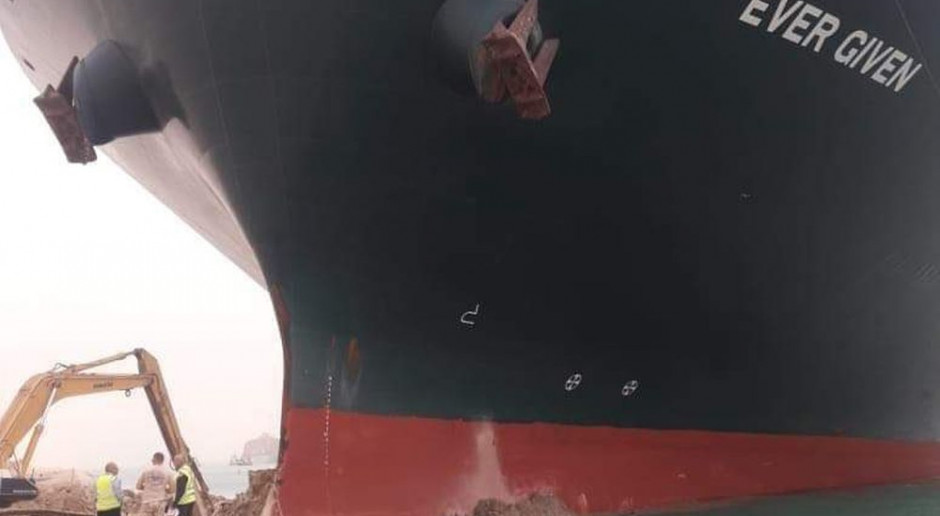 Kanał Sueski zablokowany przez ogromny kontenerowiec. Ceny ropy rosną
