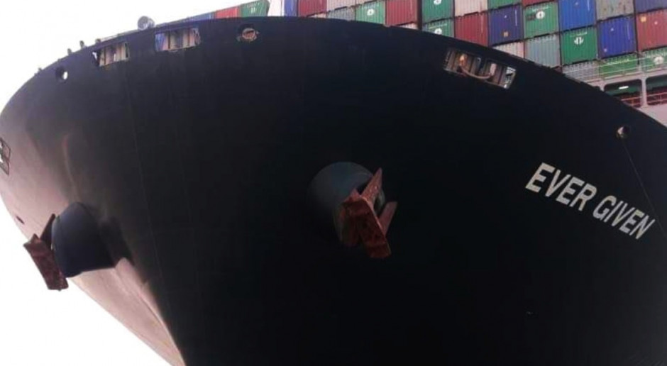 Holowniki próbują przemieścić kontenerowiec blokujący Kanał Sueski