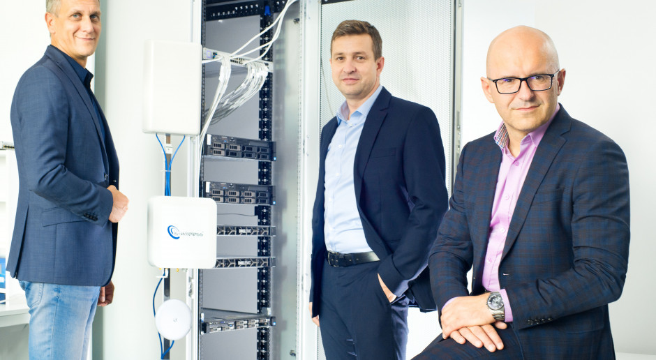 Prezes IS-Wireless wraz ze współpracownikami (fot. mat. pras.)