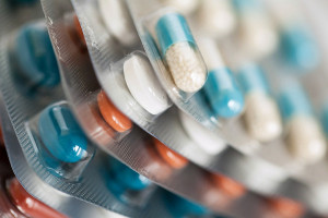 I Frankrike ble det innført forbud mot nettsalg av legemidler som inneholder paracetamol, restriksjoner ble innført i apotek