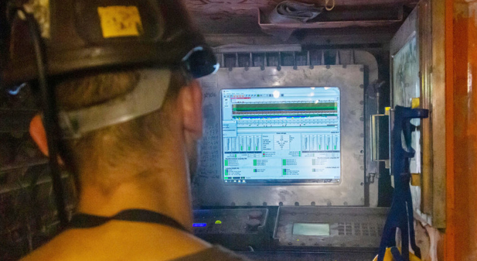 W kopalniach Jastrzębskiej Spółki Węglowej nie brakuje maszyn naszpikowanych elektroniką. Na zdjęciu: górnik pracujący w JSW. Fot. mat.pras.